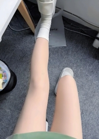 My legs were too pale today… I accidentally got caught😳